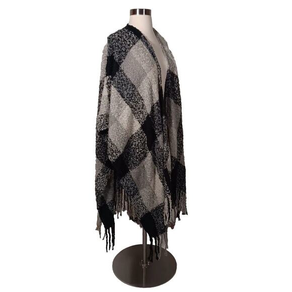 Woolrich Fringed Cape Shawl Wrap Fleece Polyester Black Gray Plaid Poncho One Sz - Picture 3 of 12